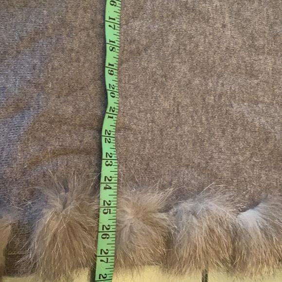 Grey cashmere/faux fur cape. - Picture 7 of 10